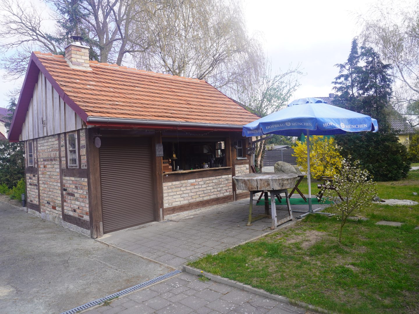alten-gutshof-backhaus-fruehjahr-garten-gutshof-ferienwohnungen