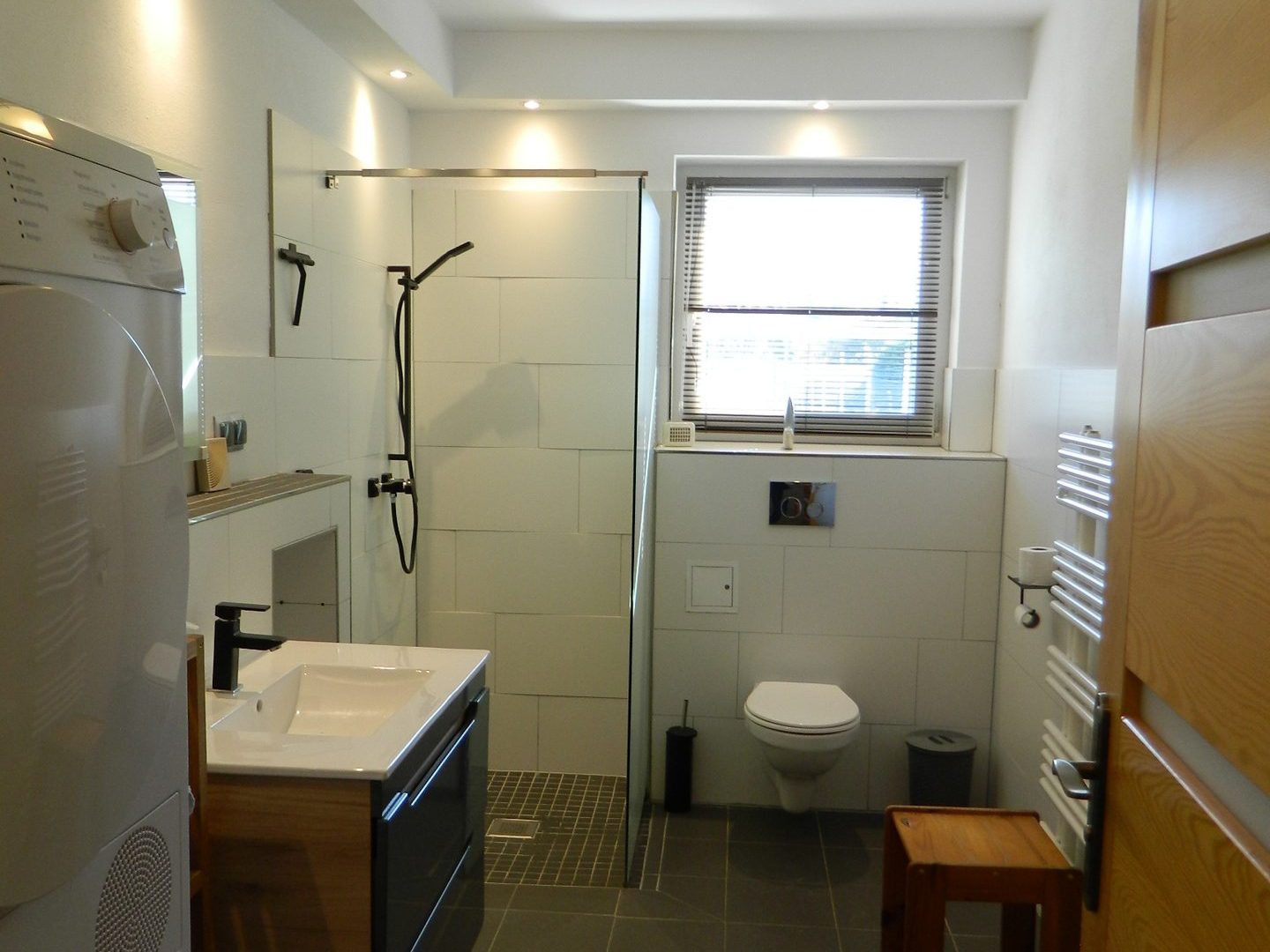 alten-gutshof-ferienwohnung-badezimmer-dusche-oben-gutshof-ferienwohnungen