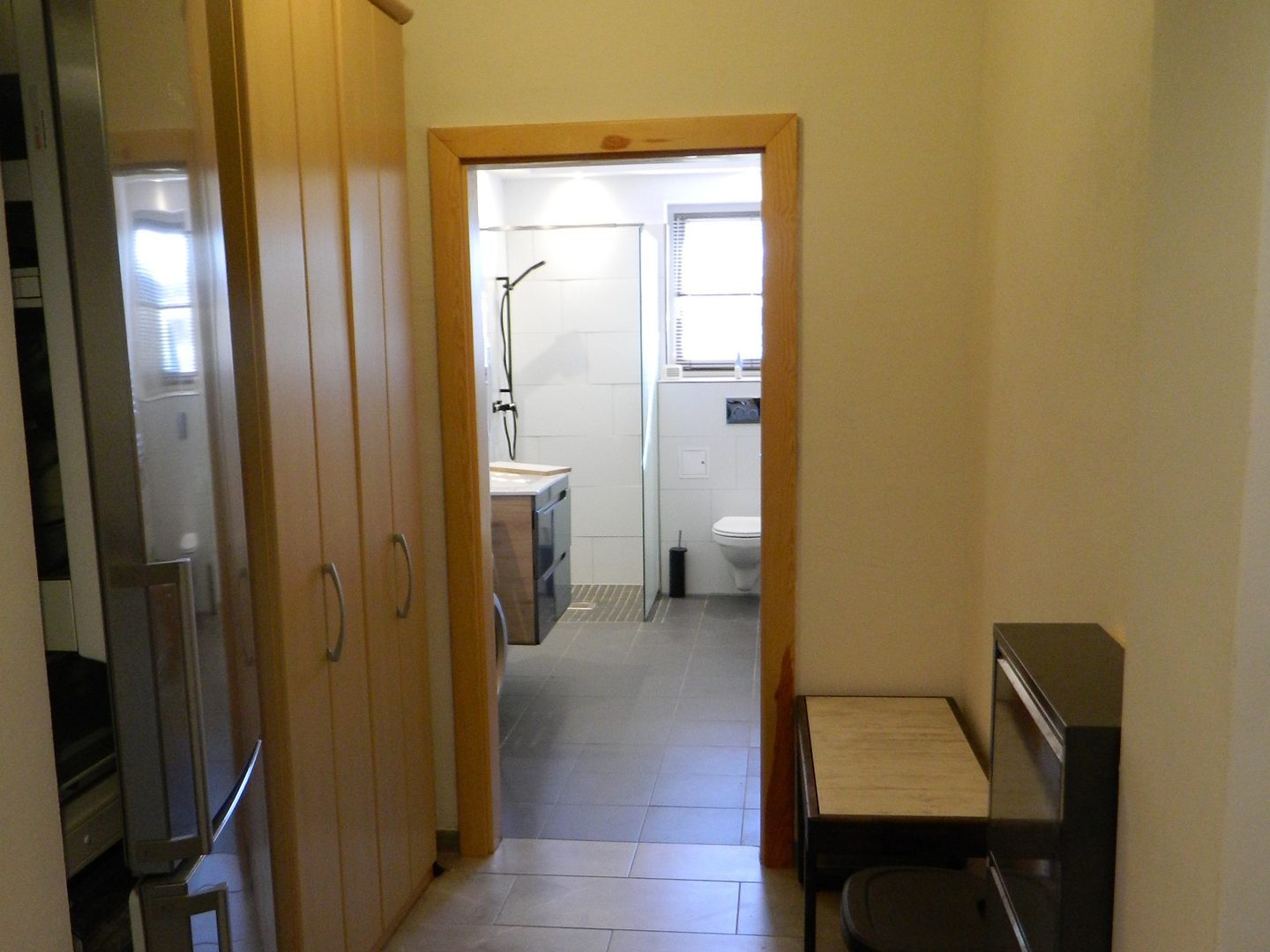 alten-gutshof-ferienwohnung-kueche-blick-gutshof-ferienwohnungen