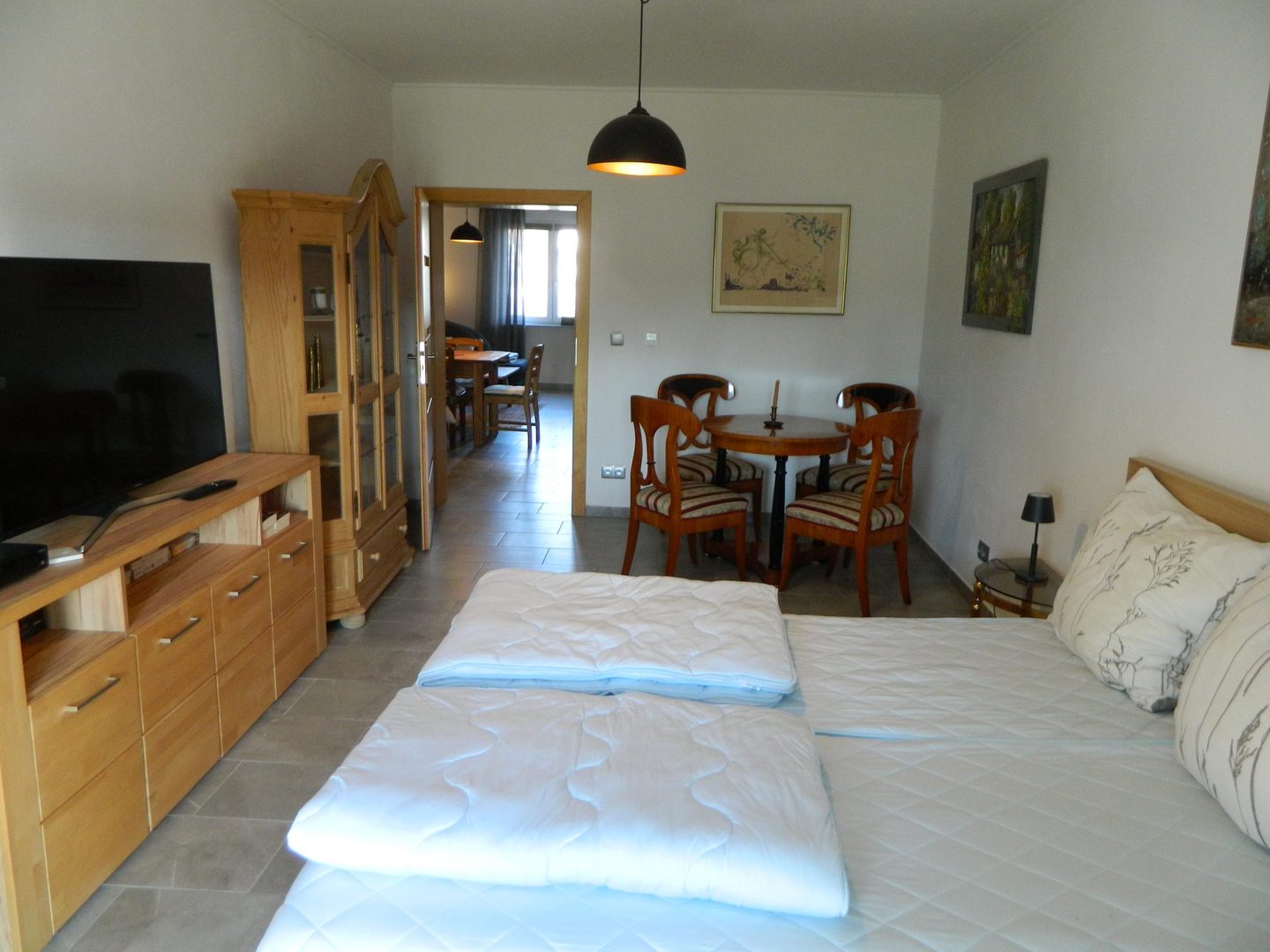 alten-gutshof-ferienwohnung-schlafzimmer-tv-gutshof-ferienwohnungen