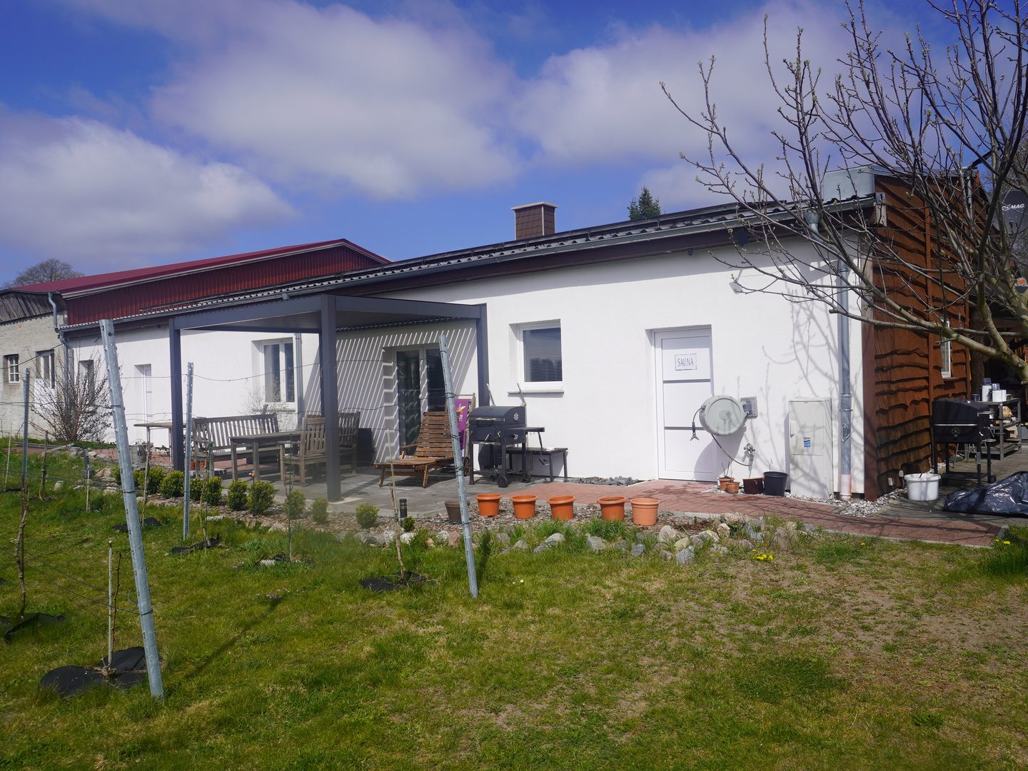 alten-gutshof-ferienwohnung-terrasse-gesamtansicht-fruehjahr-gutshof-ferienwohnungen