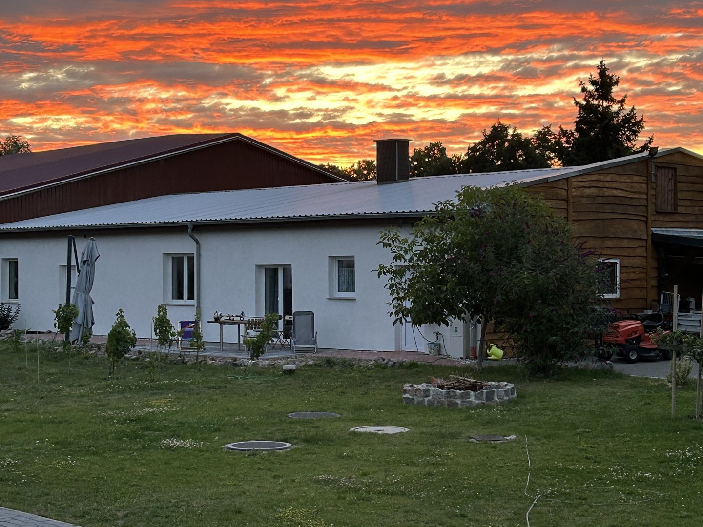 alten-gutshof-ferienwohnung-terrasse-sonnenuntergang-gutshof-ferienwohnungen