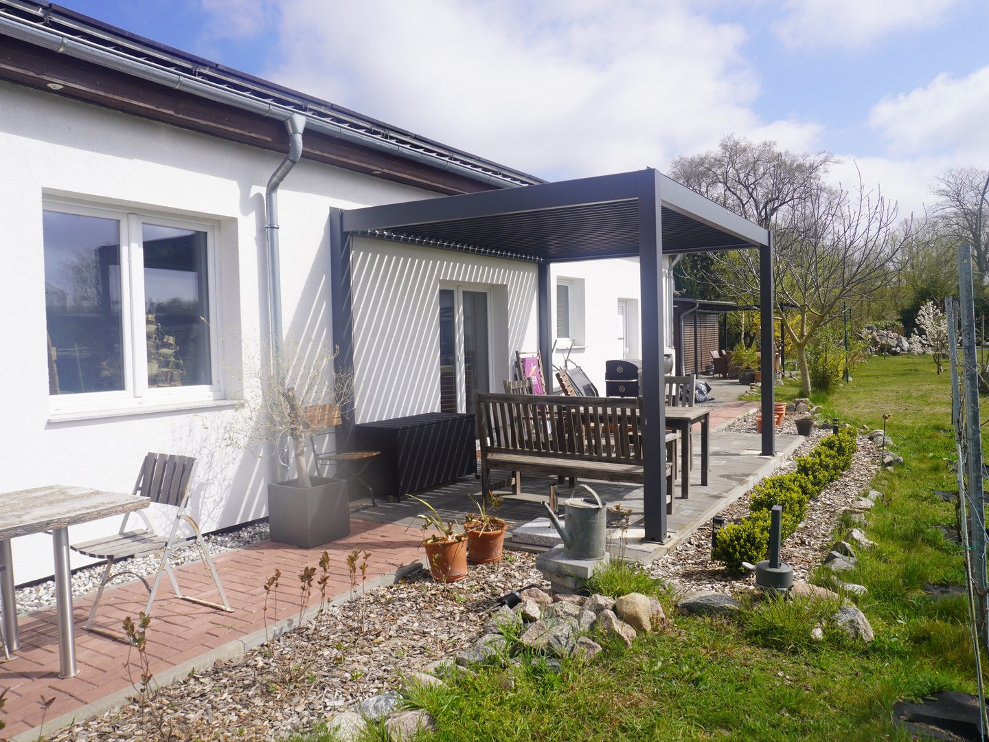 alten-gutshof-ferienwohnung-terrasse-westansicht-solaranlage-gutshof-ferienwohnungen