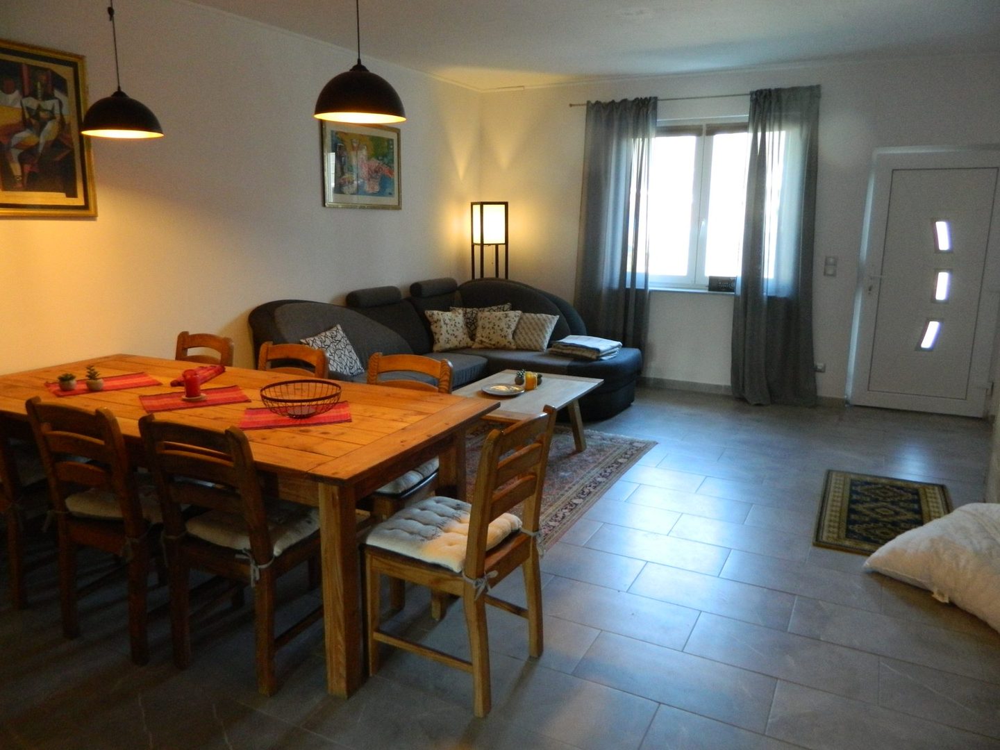 alten-gutshof-ferienwohnung-wohnzimmer-abendstimmung-gutshof-ferienwohnungen