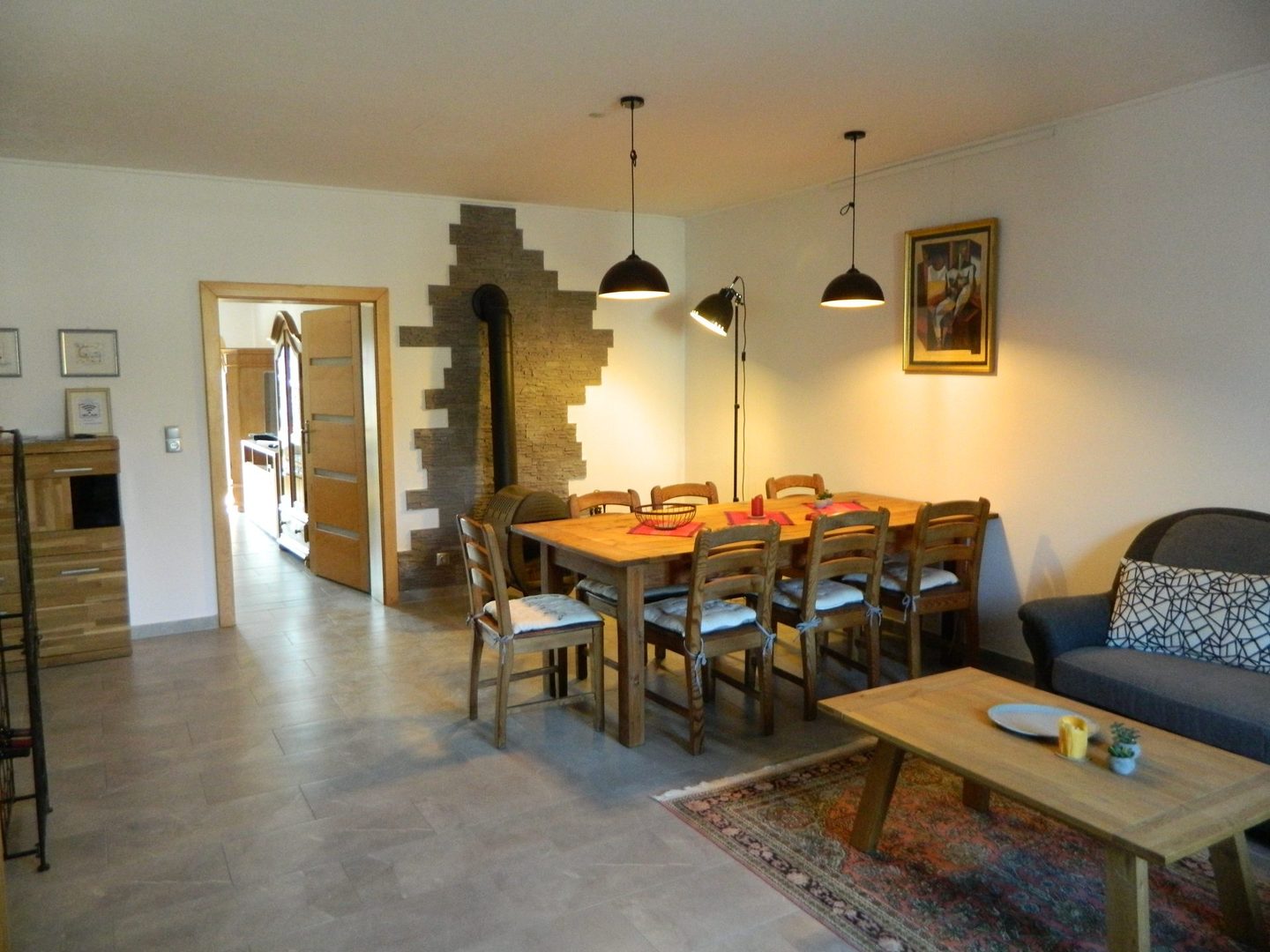 alten-gutshof-ferienwohnung-wohnzimmer-esstisch-2-gutshof-ferienwohnungen