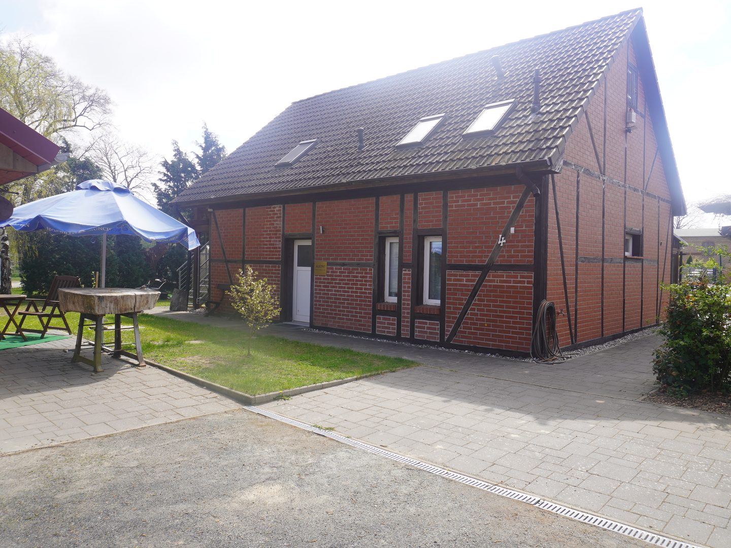 fachwerkhaus-ferienwohnung-aussenansicht-backhaus-fruehjahr-gutshof-ferienwohnungen