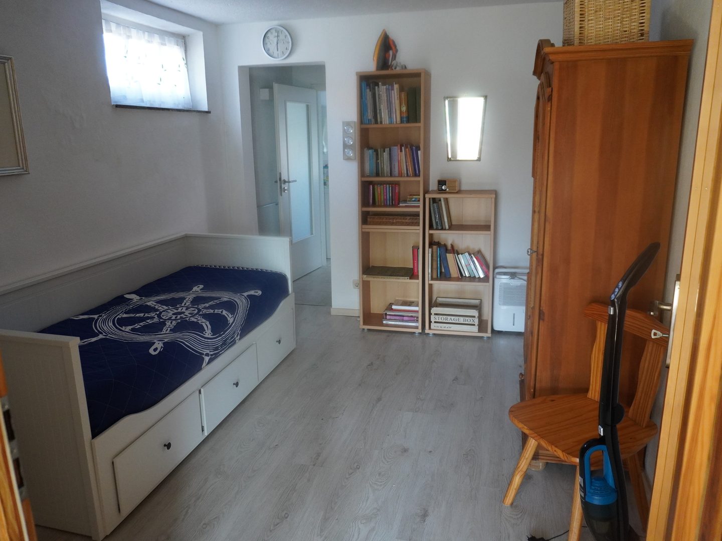 fachwerkhaus-ferienwohnung-schlafzimmer-buecher-gutshof-ferienwohnungen_2