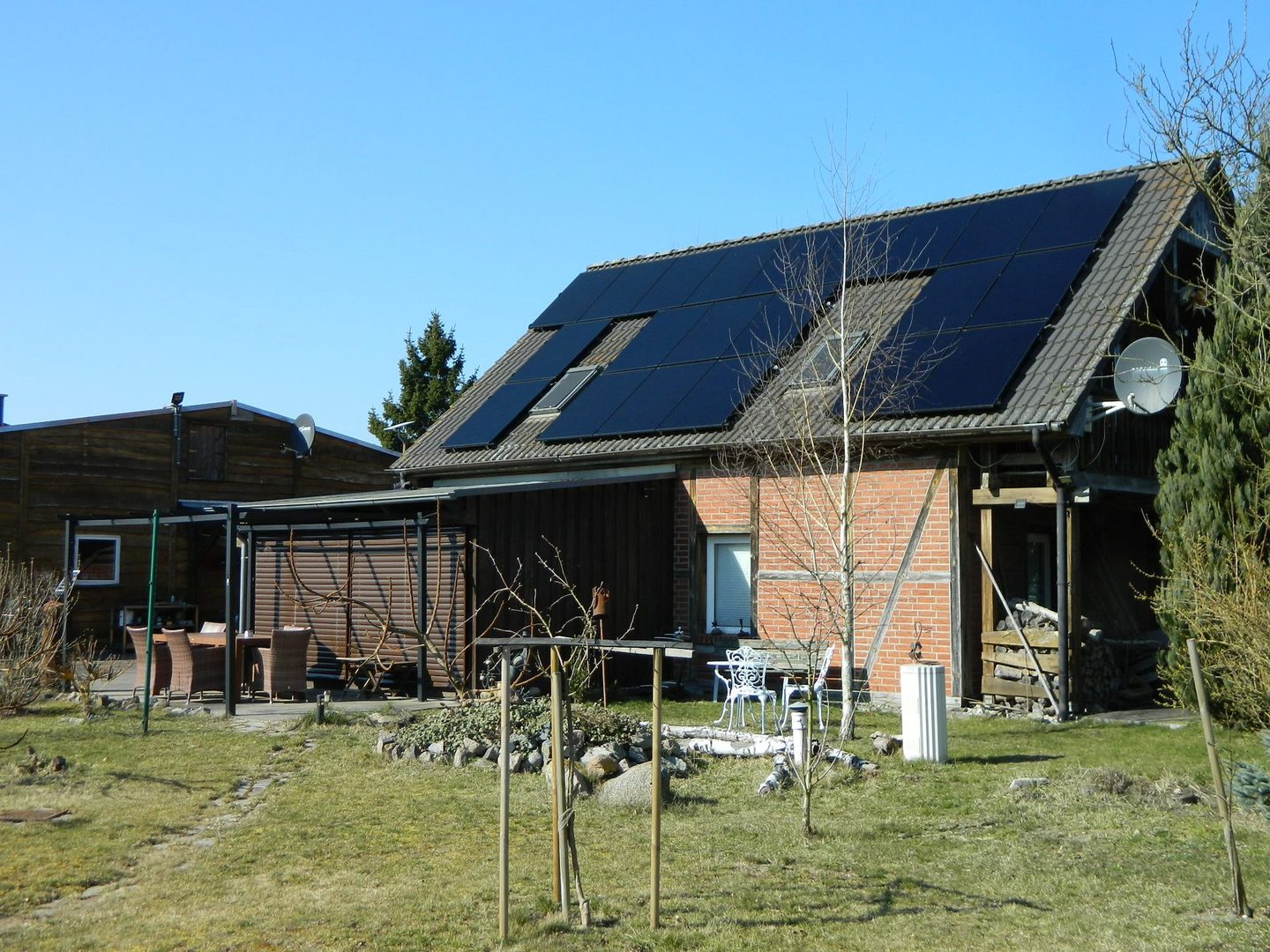 fachwerkhaus-ferienwohnung-veranda-aussenansicht-gutshof-ferienwohnungen