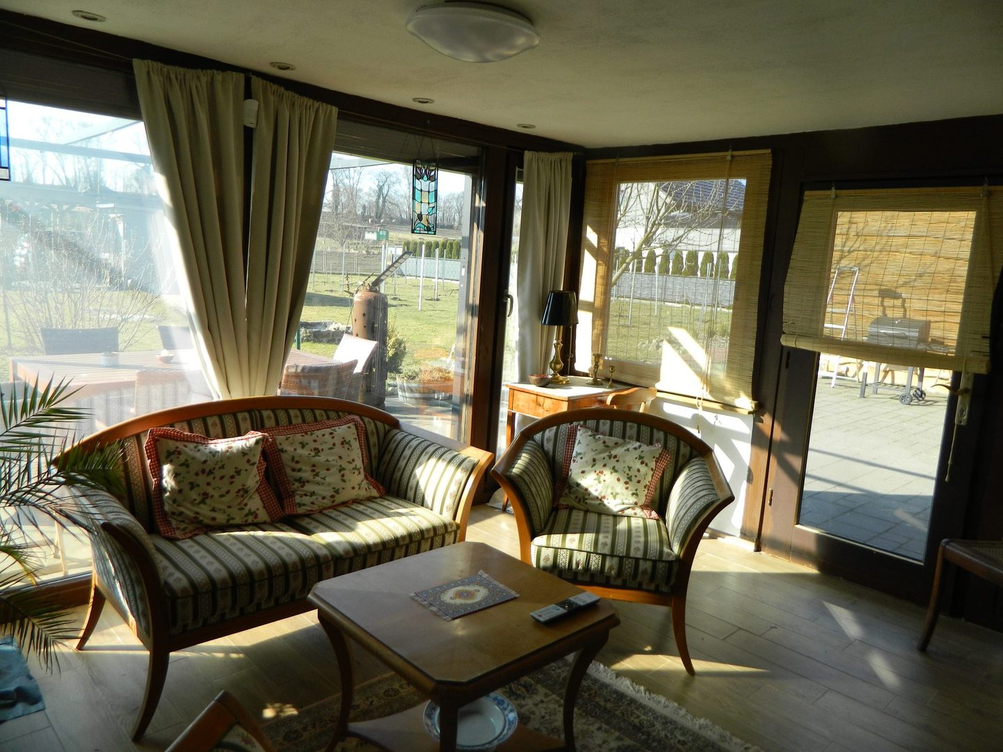 fachwerkhaus-ferienwohnung-wohnzimmer-sonnenlicht-gutshof-ferienwohnungen
