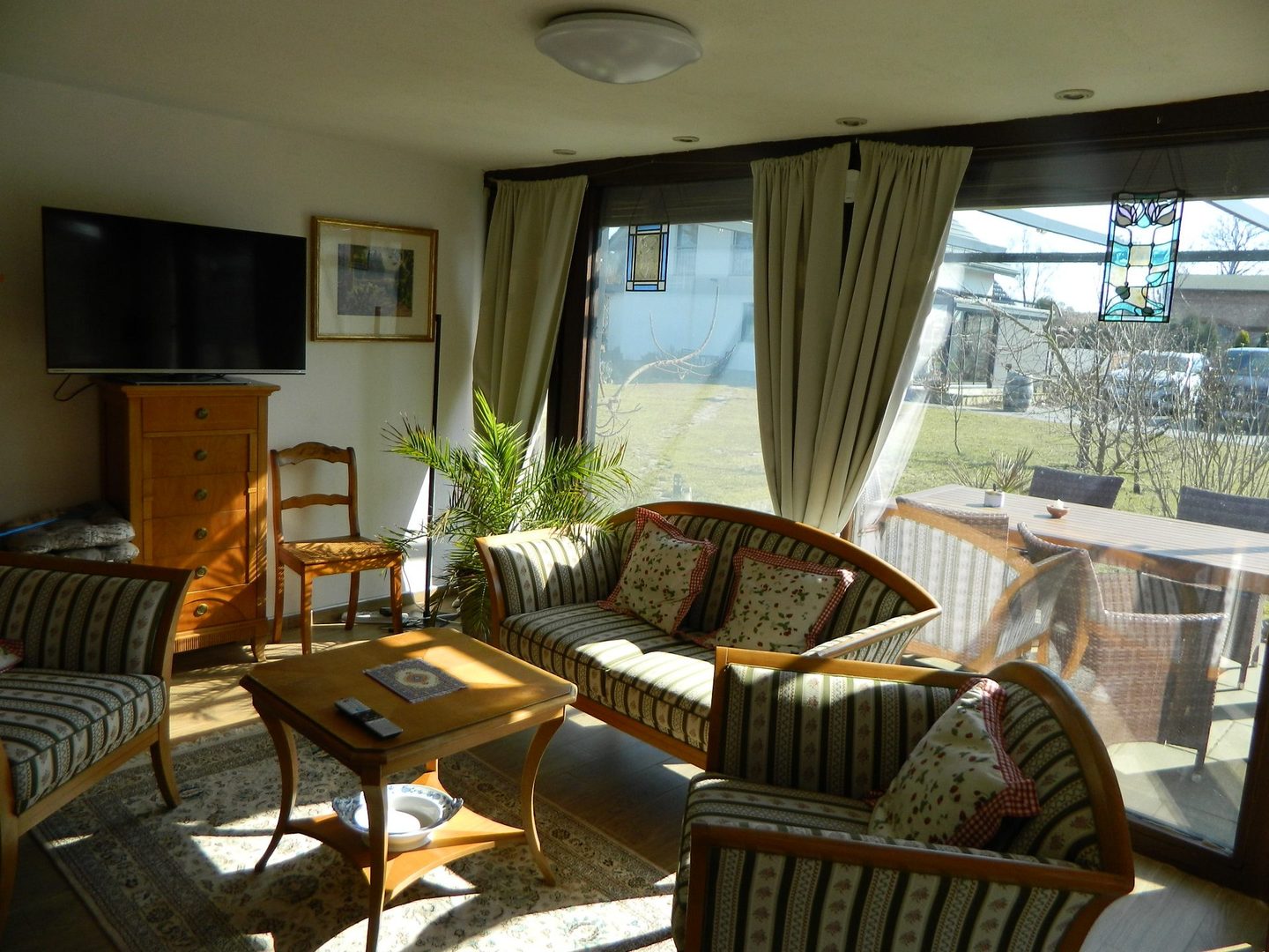 fachwerkhaus-ferienwohnung-wohnzimmer-terrasse-gutshof-ferienwohnungen